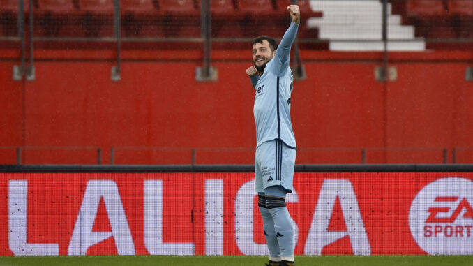 El delantero de Osasuna José Arnáiz celebra su gol contra el Almería, durante el partido de LaLiga de la jornada 30 disputado en el Power Horse Stadium de Almería. EFE / Carlos Barba
