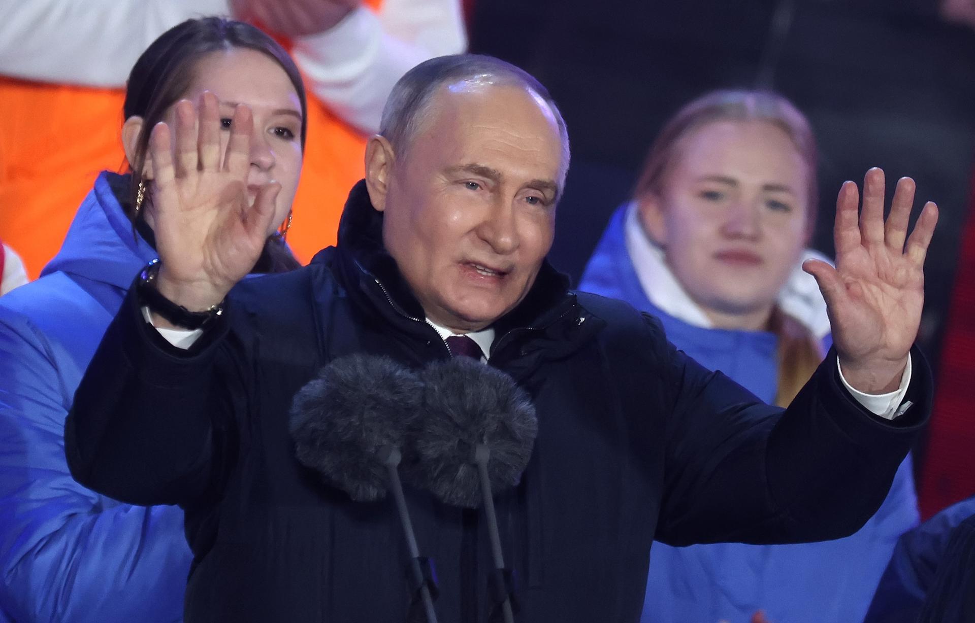 El presidente y candidato presidencial ruso, Vladimir Putin, asiste a un concierto que conmemora el décimo aniversario de la reunificación de Crimea con Rusia en la Plaza Roja de Moscú, Rusia, el 18 de marzo de 2024. En febrero de 2014, las fuerzas rusas invadieron y tomaron el control de la península de Crimea. Rusia declaró la anexión de Crimea el 18 de marzo de 2014, dos días después de la celebración del llamado 'referéndum' en ese territorio. En una votación que reafirmó la "unidad nacional y la integridad territorial" de Ucrania, la Asamblea General de las Naciones Unidas en la Resolución 68/262 condenó el referéndum en Crimea afirmando que "no tenía validez". Después de la anexión, Moscú intensificó su presencia militar en la península para solidificar el nuevo status quo sobre el terreno y, desde 2015, Rusia aprobó el "Día de la Reunificación de Crimea con Rusia" como feriado que se celebra anualmente el 18 de marzo. (Rusia, Ucrania, Moscú) EFE/EPA/SERGEI ILNITSKY
