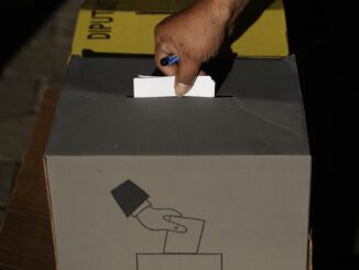 Un elector deposita su voto en un centro de votación en el Teatro de Cámara en San Salvador, en una fotografía de archivo. EFE/Rodrigo Sura