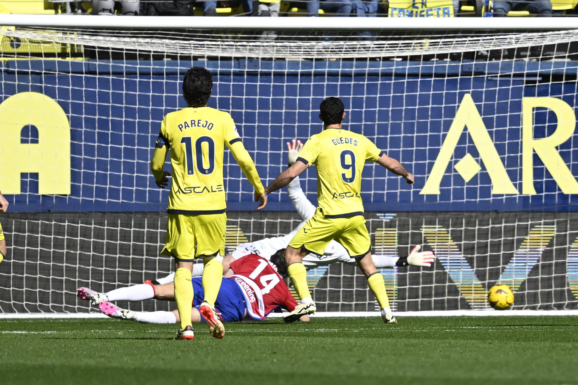 El delantero portugués del Villarreal Gonzalo Guedes, marca el cuarto gol de su equipo ante el Granada, durante el partido de la jornada 27 de la Liga ES Sports que enfrentó a sus equipos este domingo en el estadio de la Cerámica de Villarreal. EFE/ Andreu Esteban
