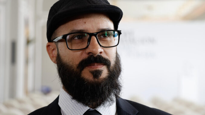 El poeta argentino Diego Roel durante el acto en el que ha recogido el Premio Internacional Loewe de Poesía 2023. EFE/Jimena Sánchez
