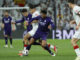 Los jugadores del Real Madrid Jude Bellingham (d) y Brahim Diaz (i) luchan con lucha con Beñat Prados, del Athletic Club, durante el partido de la jornada 30 de LaLiga que Real Madrid y Athletic Club de Bilbao disputaron en el estadio Santiago Bernabéu, en Madrid. EFE/Mariscal