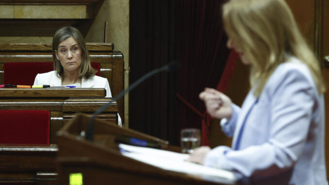 La líder de En Comú Podem, Jessica Albiach, escucha la intervención de la consellera de Economía, Natalia Mas (d), durante el debate de totalidad de los presupuestos de la Generalitat para 2024 en el Parlamento de Cataluña, sin que de momento Aragonès haya podido atar el apoyo de los comunes a las cuentas. EFE/Quique García
