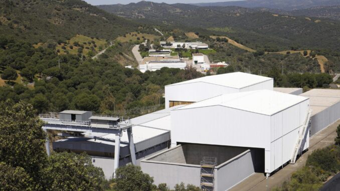 Fotografía de archivo de las instalaciones del Centro de Almacenamiento de Residuos Radioactivos de Muy Baja, Baja y Media Actividad, El Cabril, situado en el término municipal de Hornachuelos (Córdoba), gestionado por la Empresa Nacional de Residuos Radiactivos (Enresa). EFE/Salas
