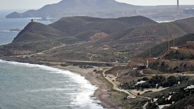 En la foto de archivo, terrenos adyacentes a la playa del Algarrobico. EFE/Jose Manuel Vidal
