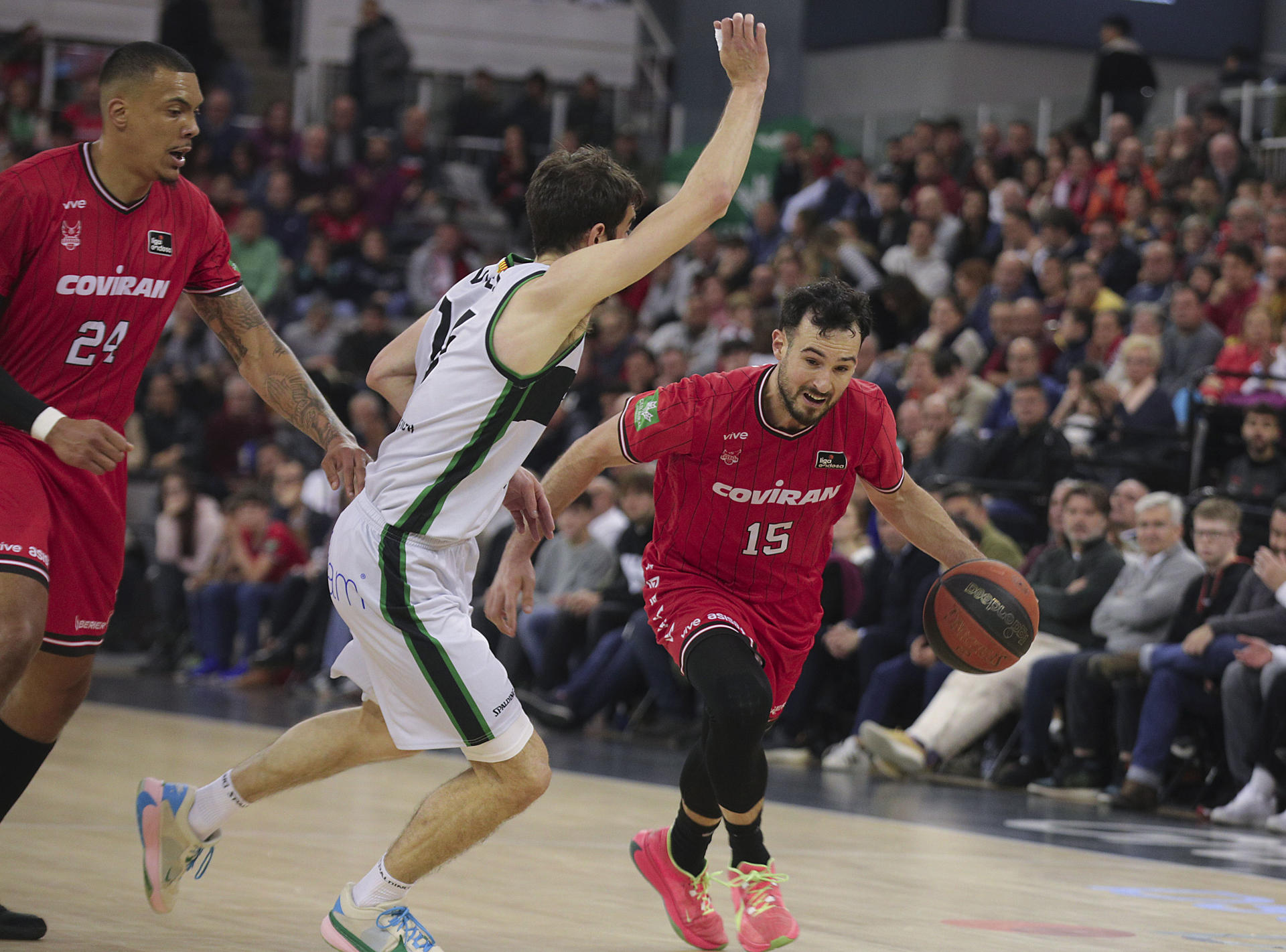 El base del Covirán Granada Lluís Costa (d) intenta superar a Guillem Vives (c), del Joventut, en el partido de la jornada 27 de la Liga ACB que Covirán Granada y Joventut Badalona jugaron en el Palacio de Deportes de Granada. EFE/Pepe Torres.
