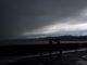 Dos hombres caminan bajo la lluvia este lunes en San Sebastián. EFE/Javier Etxezarreta