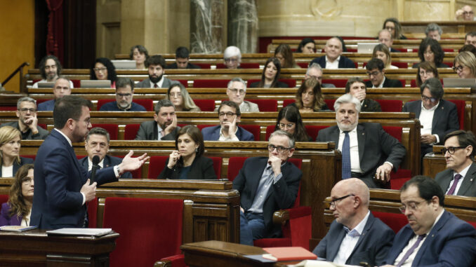 Imagen de archivo (6/3/2024) del presidente de la Generalitat de Cataluña, Pere Aragonès, en una sesión Parlament sobre los presupuestos catalanes para 2024. EFE/Andreu Dalmau
