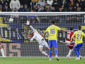 Robert Navarro marca el gol del Cádiz. EFE/Román Ríos