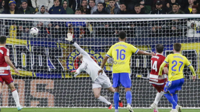 Robert Navarro marca el gol del Cádiz. EFE/Román Ríos
