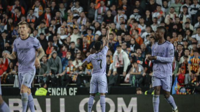 El delantero brasileño del Real Madrid, Vinicius Junior, celebra el primer gol del equipo madridista durante el encuentro correspondiente a la jornada 27 de Primera División que Valencia y Real Madrid disputaron en el estadio de Mestalla, en Valencia. EFE / Biel Aliño.
