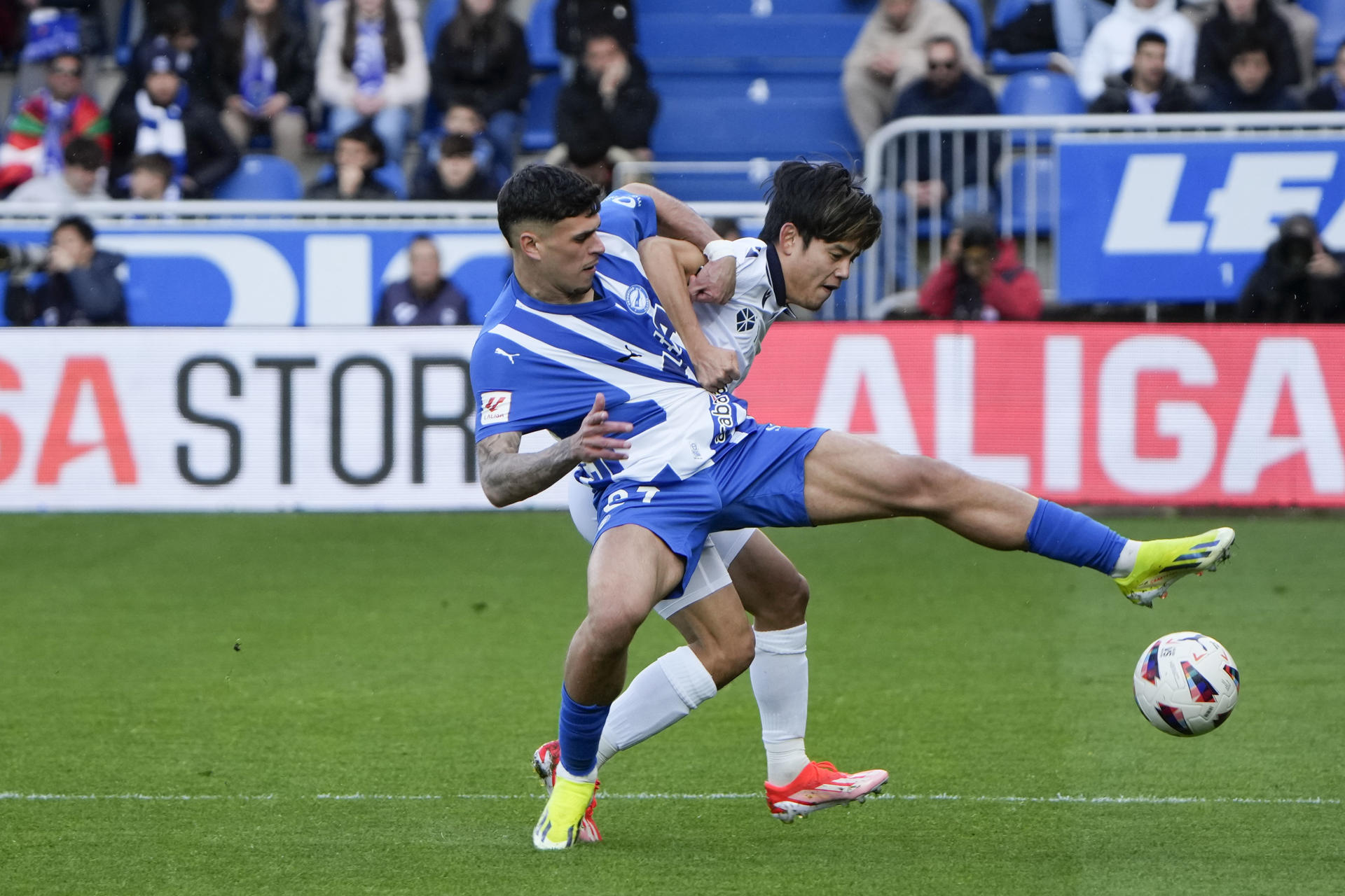 Vitoria-Gasteiz, 31/03/2024.-El defensa del Alavés Javier López y el delantero japonés de la Real Sociedad Takefusa Kubo, durante el partido de la jornada 30 de LaLiga EA Sports entre el Deportivo Alavés y la Real Sociedad estre domingo en el estadio de Mendizorrotza.- EFE/ Adrián Ruiz Hierro
