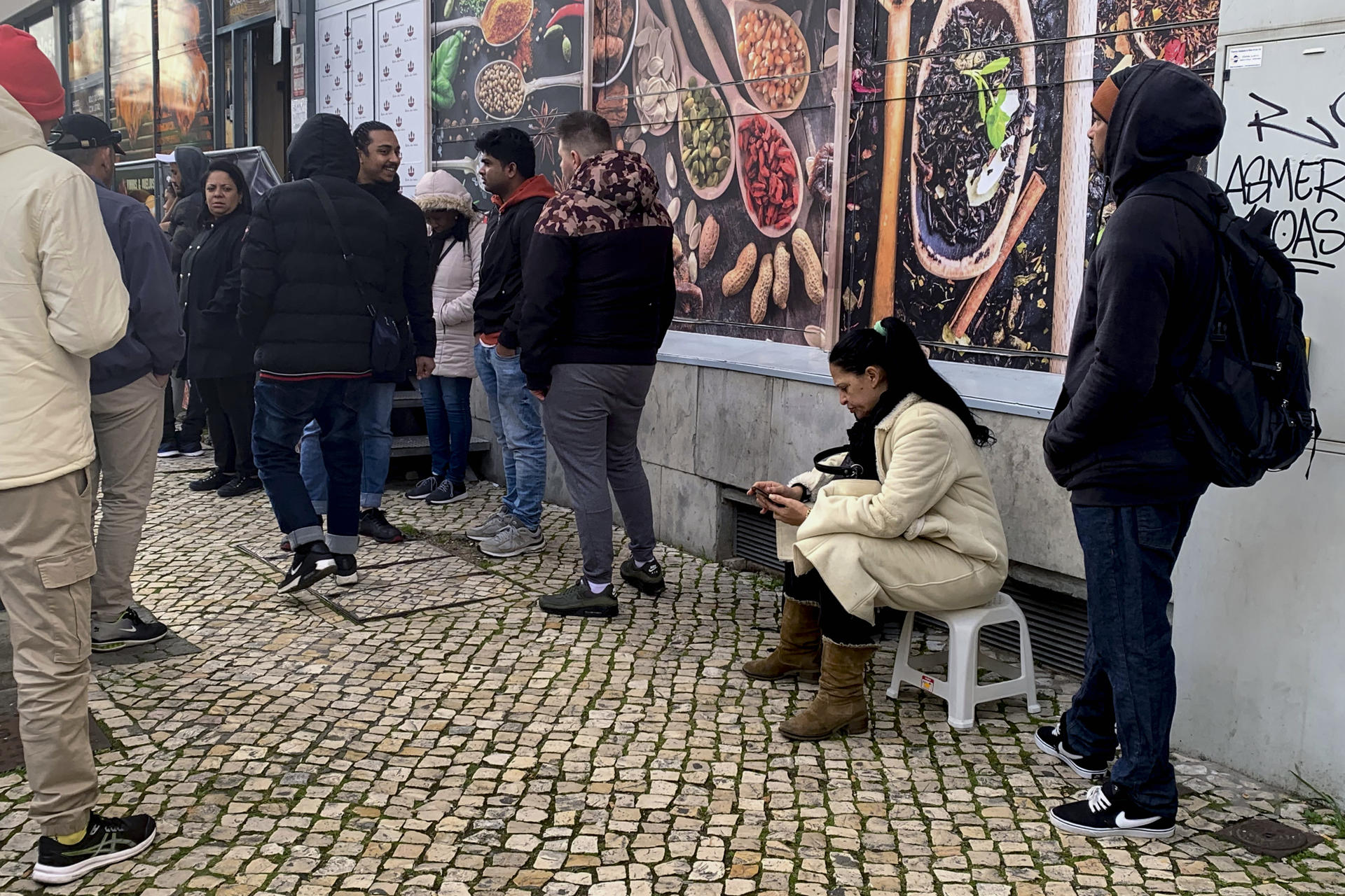 Tener todos los papeles que el funcionario quiera pedirte, hacer cola durante horas y armarse de paciencia: es la forma de enfrentarse a la burocracia 'a la portuguesa', un laberinto administrativo para el que los partidos prometen una salida en cada convocatoria electoral. En la 'Loja de Cidadão' ('Tienda de Ciudadano', un espacio que engloba varios servicios públicos), de Saldanha, en Lisboa, en la imagen, hay gente esperando desde las 06.00 de la mañana para resolver algún trámite. A las 09.00, cuando abre oficialmente, ya hay varios cientos de personas en una cola que da la vuelta a la manzana.- EFE/ Paula Fernández
