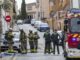 Un hombre se ha atrincherado este jueves en su vivienda de Las Gabias (Granada) al negarse a ser detenido por la Guardia Civil, que pretendía arrestarlo tras la denuncia interpuesta por daños continuados por los vecinos del bloque, que han sido desalojados como medida de prevención.EFE/Miguel Ángel Molina