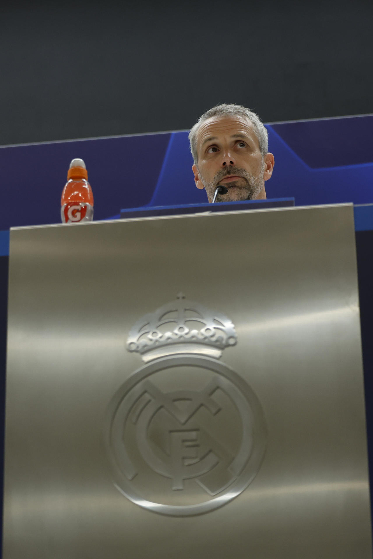 El entrenador del Leipzig, Marc Rose, durante la rueda de prensa previa al partido de vuelta de octavos de final de la Liga de Campeones que les enfrenta al Real Madrid en el estadio Santiago Bernabéu. EFE/ Juanjo Martin
