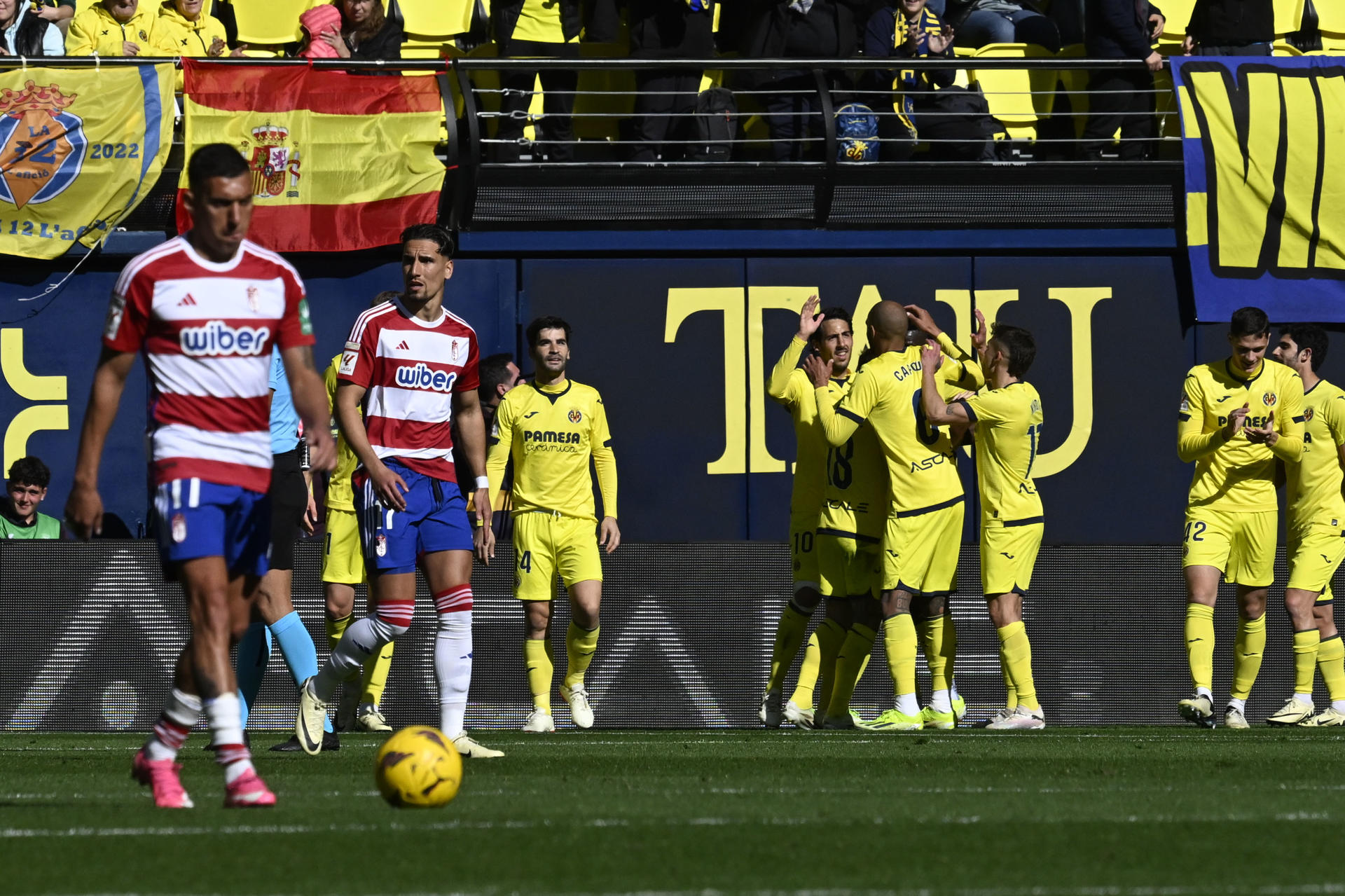 -Los jugadores del Villarreal celebran el quinto gol ante el Granada, durante el partido de la jornada 27 de la Liga ES Sports que enfrentó a sus equipos este domingo en el estadio de la Cerámica de Villarreal. EFE/ Andreu Esteban
