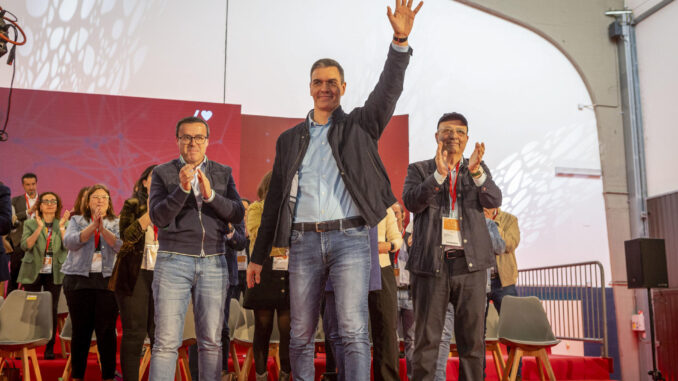 El expresidente de la Junta de Extremadura Guillermo Fernández Vara (d), el secretario general del PSOE y presidente del Gobierno, Pedro Sánchez (c), y el presidente de la Diputación de Badajoz, Miguel Angel Gallardo, participan en la inauguración del congreso que elegirá a Gallardo como nuevo secretario general del partido, este sábado en Mérida (Badajoz). Fernández Vara ha sido recibido con un prolongado, caluroso y emocionado aplauso por los asistentes al XIV Regional del PSOE de Extremadura, en el que ha reaparecido tras su intervención por un tumor estomacal. EFE/ Jero Morales
