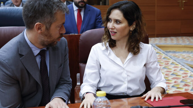 La presidenta de la Comunidad de Madrid, Isabel Díaz Ayuso (d), conversa con el consejero de Presidencia, Justicia y Administración Local, Miguel Ángel García Martín (i). EFE/ Chema Moya
