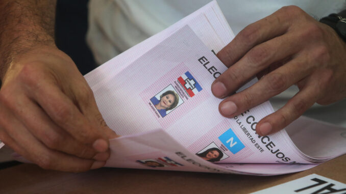 Un miembro de junta receptora de votos cuenta papeletas sobrantes al final de la jornada electoral, el 3 de marzo de 2024, en Antiguo Cuscatlán (El Salvador). EFE/Javier Aparicio
