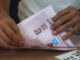 Un miembro de junta receptora de votos cuenta papeletas sobrantes al final de la jornada electoral, el 3 de marzo de 2024, en Antiguo Cuscatlán (El Salvador). EFE/Javier Aparicio