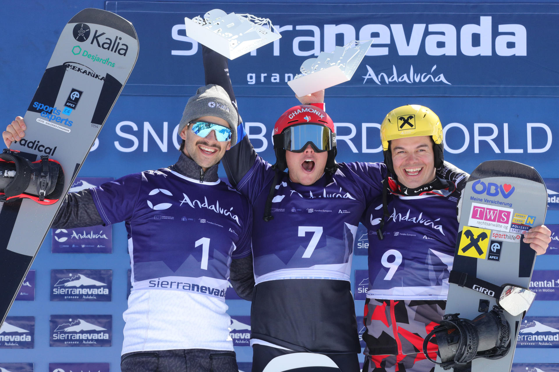 GRANADA (SIERRA NEVADA), 03/03/2024.-El podio masculino en la segunda prueba de la Copa del Mundo de Snowboard Cross que se disputó en Sierra Nevada, Granada queda con el francés Merlin Surget (c) en primera posición, tras él el canadiense Eliot Grondin Eliot (i) y en tercer lugar el austriaco Jakob Dusek (d), este domingo en Sierra Nevada. EFE. Pepe Torres.
