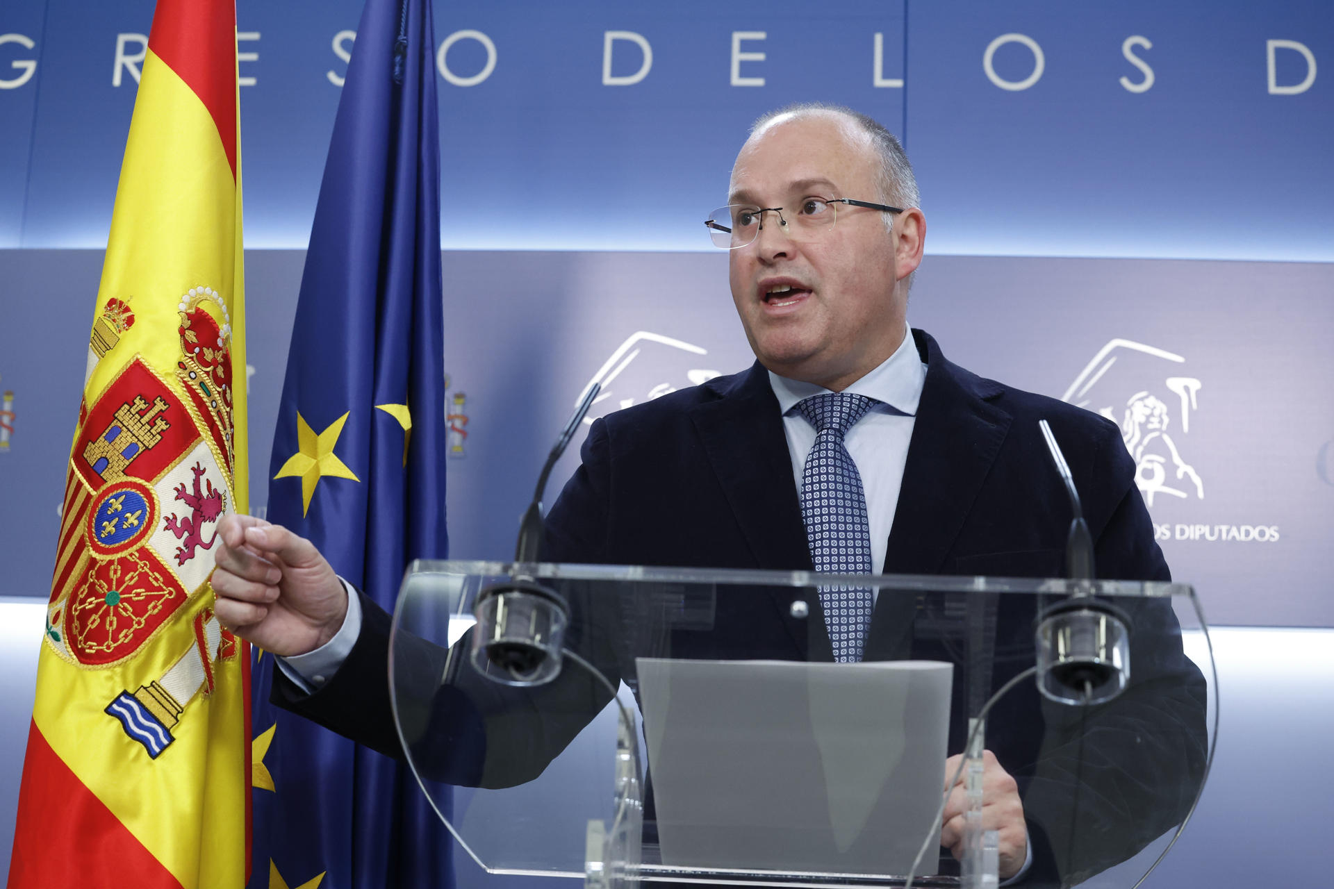 El portavoz del grupo popular en el Congreso, Miguel Tellado, ofrece una rueda de prensa tras presentar en el Registro de la Cámara Baja la petición de dimisión de la presidenta del Congreso, Francina Armengol, por el caso Koldo, este lunes. EFE/ Javier Lizon
