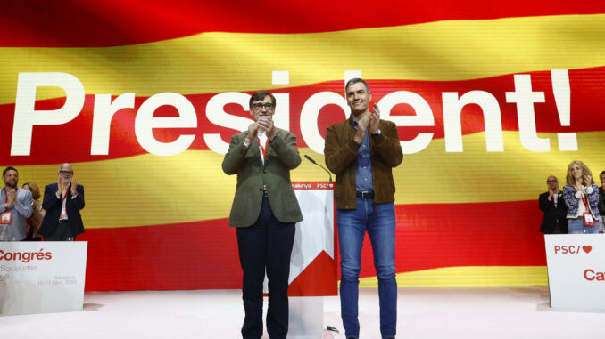 Imagen de archivo del presidente del Gobierno, Pedro Sánchez, y el primer secretario del PSC, Salvador Illa, en la clausura del XV Congreso de los socialistas catalanes. EFE/ Quique García
