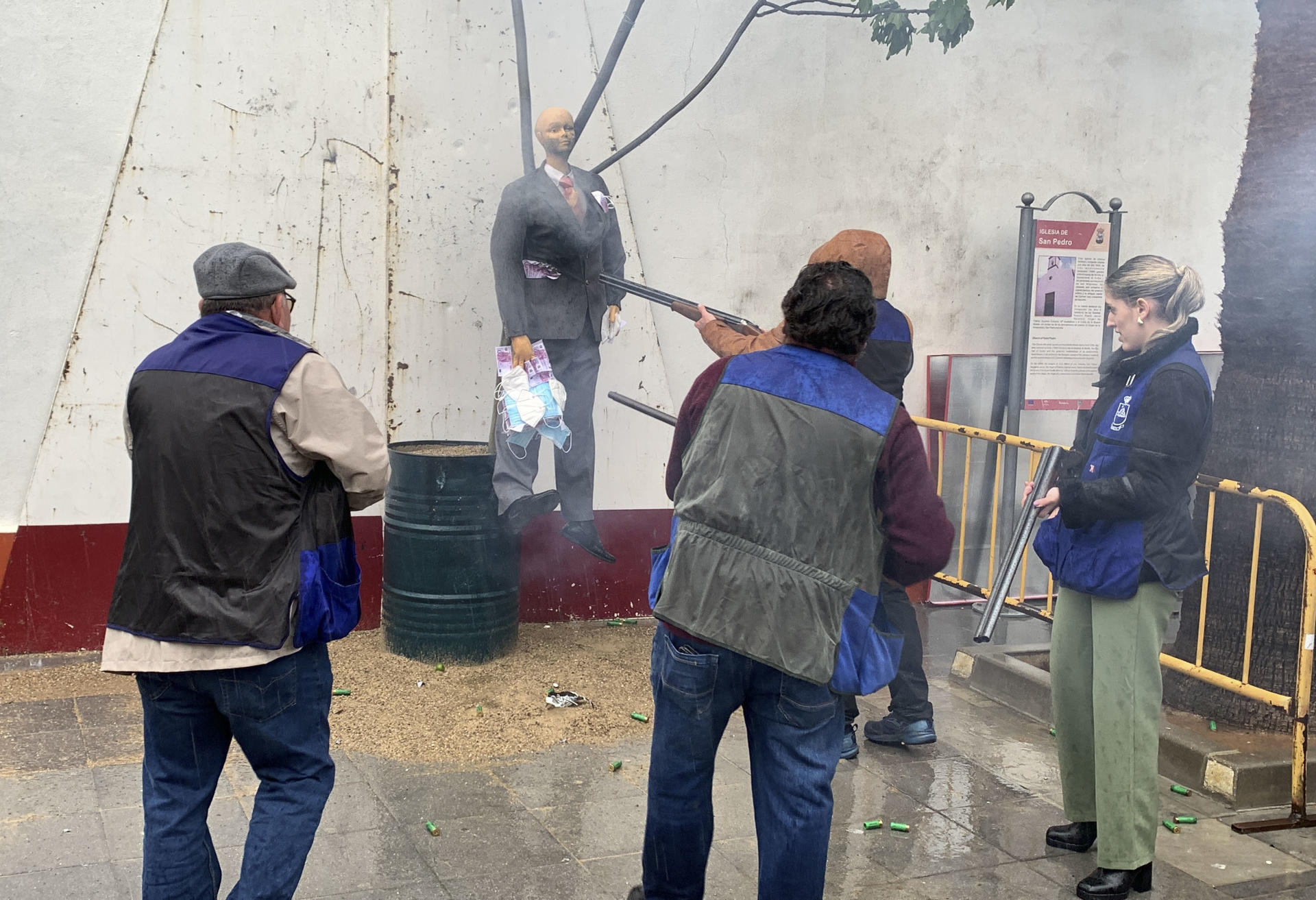 Koldo García, quien fuese asesor del exministro de Transportes José Luis Ábalos, imputado por un presunto delito de corrupción en la compra de mascarillas en pandemia, ha sido 'tiroteado' y 'quemado' en el municipio de Coripe, donde cada Domingo de Resurrección se lincha a una figura de Judas que representa a alguien cuya acción es reprobable bajo el criterio de los vecinos. EFE/ Fermín Cabanillas
