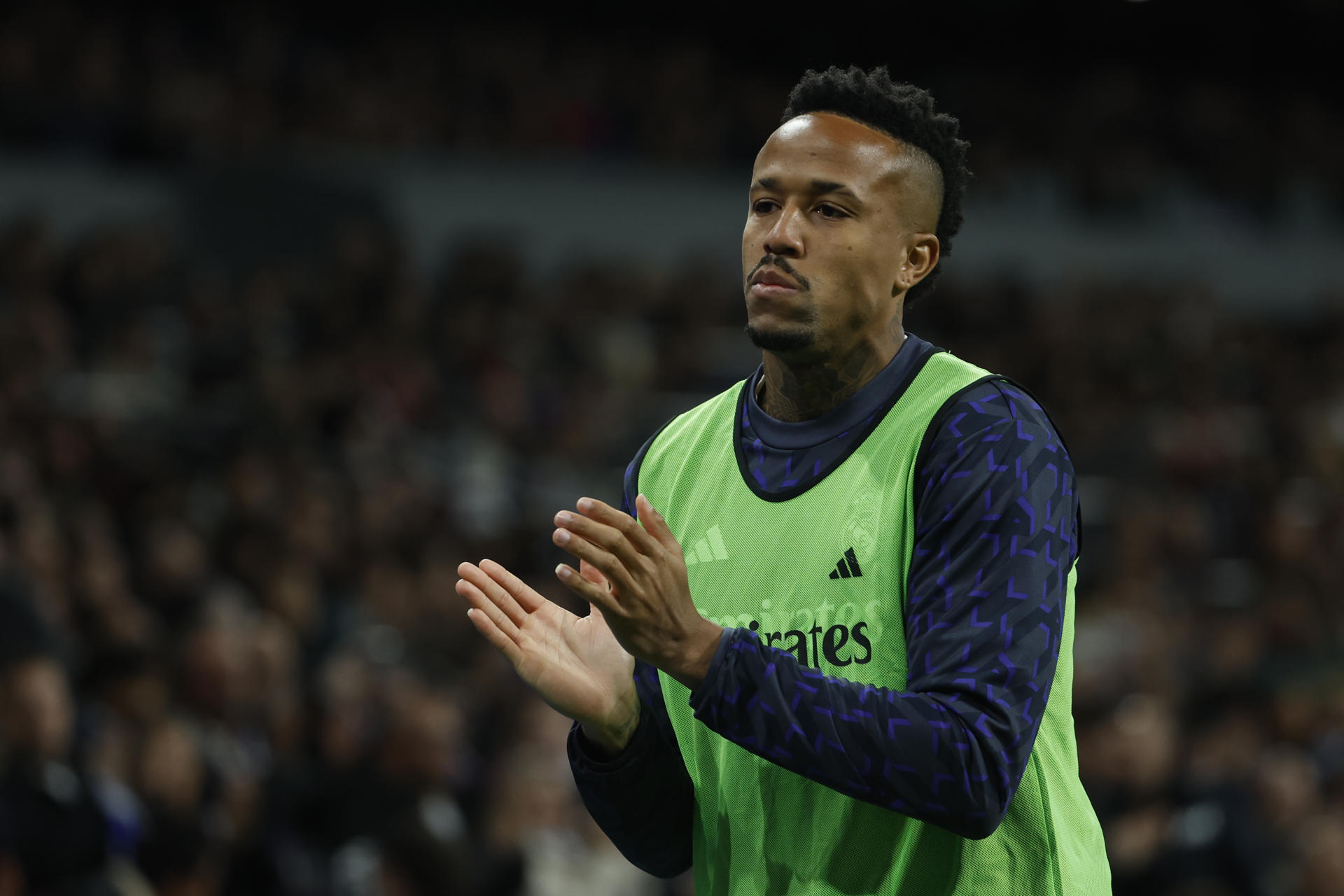 El defensa brasileño del Real Madrid Éder Militão aplaude a la afición antes de saltar al campo durante el partido de la jornada 30 de LaLiga que Real Madrid y Athletic Club de Bilbao disputaron en el estadio Santiago Bernabéu, en Madrid. EFE/Mariscal
