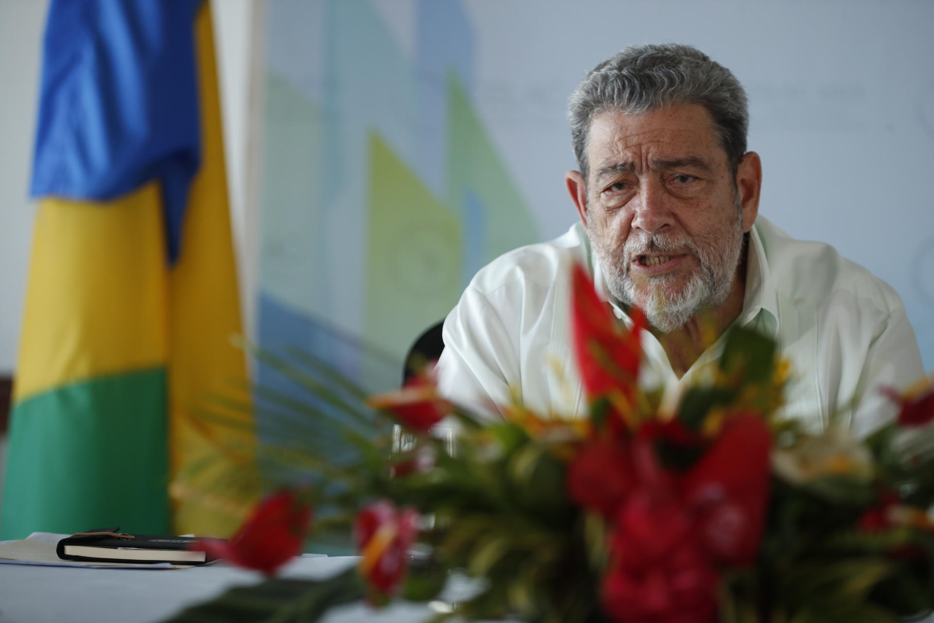 El primer ministro de San Vicente y las Granadinas, Ralph Gonsalves, ofrece una rueda de prensa este jueves, en Kingstown (San Vicente y las Granadinas). EFE/Bienvenido Velasco
