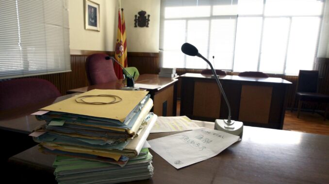 Imagen de archivo de varios expedientes en la sala de vistas de un juzgado. EFE/Alberto Estévez
