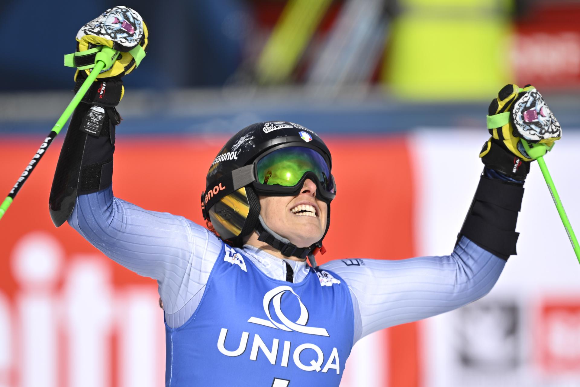 La italiana Federica Brignone celebra la victoria en la zona de meta en la segunda carrera de eslalon gigante femenino en la final de la Copa Mundial de esquí alpino FIS en Saalbach Hinterglemm, Austria. EFE/EPA/GIAN EHRENZELLER
