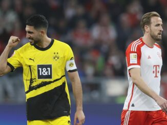 El jugador del Bayern Múnich Harry Kane (d) se lamenta ante Emre Can (I) que celebra un gol para el Dortmund durante el partido de la Bundesliga jugado en Múnich. EFE/EPA/RONALD WITTEK