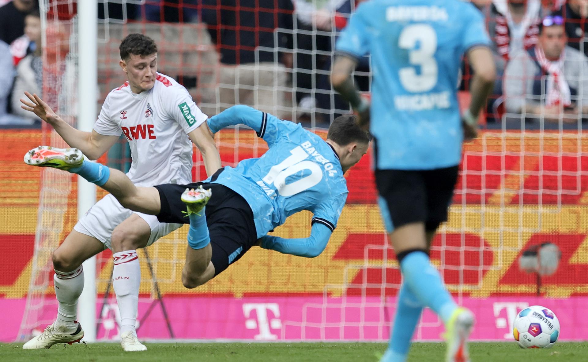 El jugador del Colonia Eric Martel (I) en acció ante Florian Wirtz, del Leverkusen, durante el partido de la Bundesliga que han jugado FC Cologne y Bayer 04 Leverkusen en Colonia, Alemania. EFE/EPA/RONALD WITTEK
