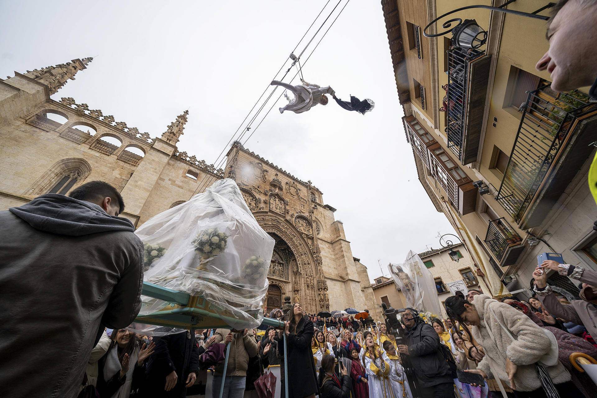 Inspirada en los autos sacramentales del Siglo de Oro, la Bajada del Ángel en Aranda de Duero (Burgos) simboliza el final de la Semana Santa con el alivio de luto de la Virgen, una ceremonia catalogada como de Interés Turístico Nacional. EFE/ Paco Santamaria
