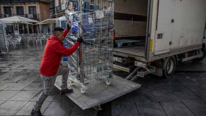 Imagen de archivo de una persona trabajando. EFE/Ismael Herrero
