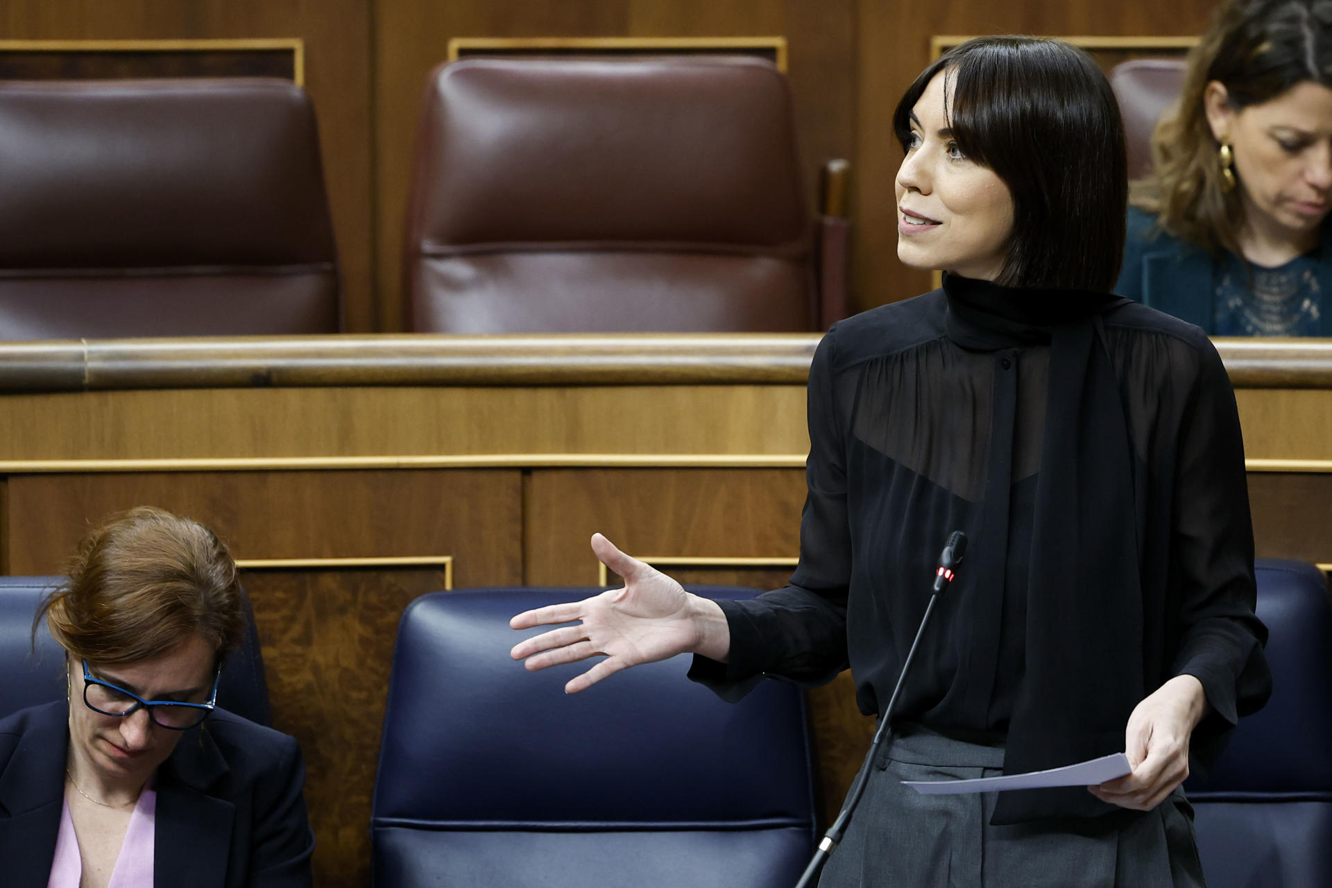 La ministra de Ciencia, Innovación y Universidades, Diana Morant (d) durante la sesión de control al Gobierno celebrada este miércoles en el Congreso. EFE/Chema Moya
