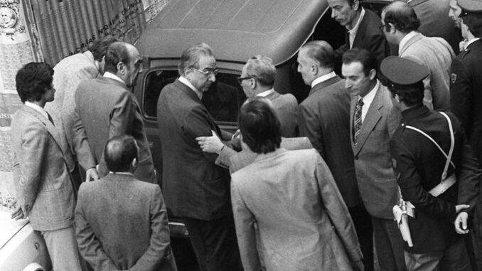 Foto de archivo fechada el 9 de mayo de 1977, en la que se muestra al ex presidente de la República italiana, Francesco Cossiga (centro), al lado del coche donde fue encontrado el cuerpo del líder democristiano y ex primer ministro Aldo Moro, después de ser secuestrado y asesinado por las Brigadas Rojas. EFE/STAFF
