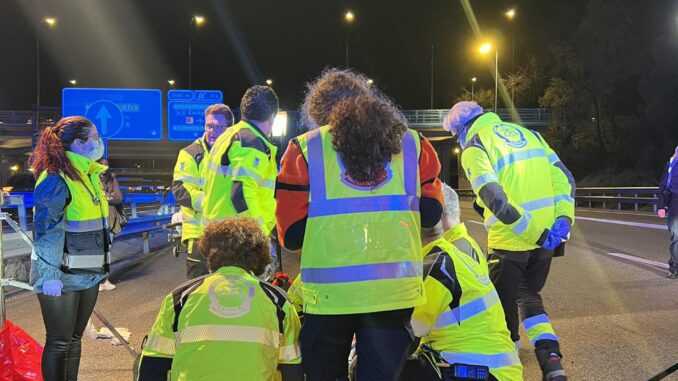 Miembros de Emergencias Madrid atienden al motorista de 57 años que ha sufrido esta noche la fractura de ambos tobillos al colisionar con un coche en la carretera de circunvalación M-30 de Madrid. EFE/Ayuntamiento de Madrid 
*SÓLO USO EDITORIAL, PERMITIDO SU USO SÓLO EN RELACIÓN A LA INFORMACIÓN QUE APARECE EN EL PIE DE FOTO (CRÉDITO OBLIGATORIO)*
