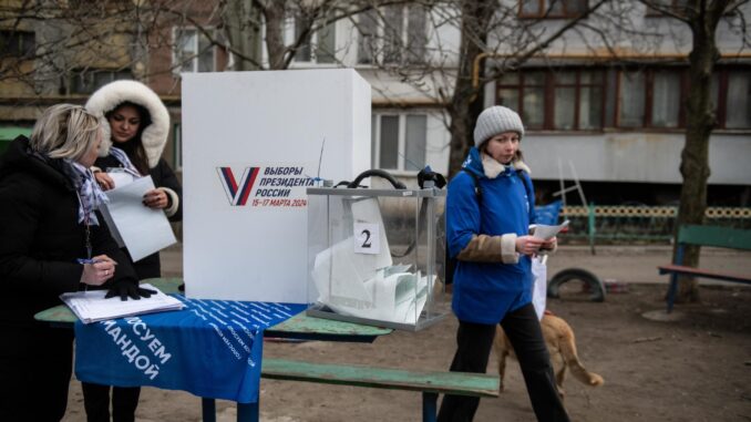 Residentes locales emitieron sus votos durante una votación anticipada en las elecciones presidenciales rusas, en una calle de Donetsk, parte de Ucrania controlada por Rusia, el 13 de marzo de 2024. El Consejo de la Federación ha previsto elecciones presidenciales para el 17 de marzo de 2024. La votación durará tres días, del 15 al 17 de marzo. Cuatro candidatos registrados por la Comisión Electoral Central de la Federación de Rusia compiten por el puesto de jefe de Estado, entre ellos el actual Presidente Putin. Los residentes de Donbass y Novorossiya eligen por primera vez al presidente de Rusia. (Elecciones, Rusia, Ucrania) EFE/EPA/STRINGER
