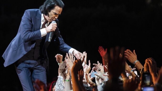 Imagen de un concierto de Nick Cave & The Bad Seeds, quienes tocarán el 25 de octubre en el WiZink de Madrid. EFE/EPA/JOSE COELHO
