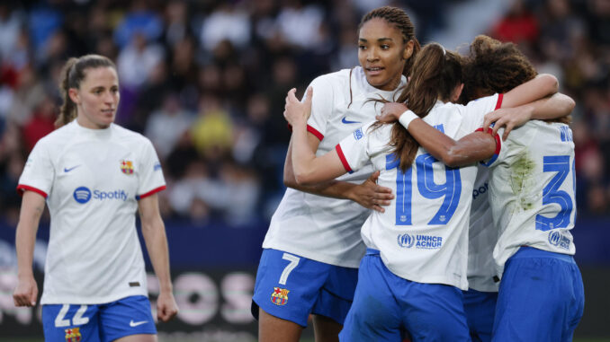 La delantera del Barcelona Salma Paralluelo (2i) celebra tras anotar un gol contra el Levante, durante el partido de la jornada 22 de la Liga Iberdrola en el estadio Ciutat de València. EFE/ Ana Escobar
