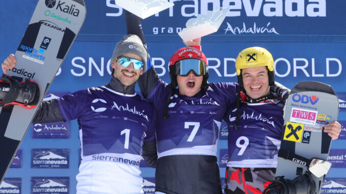 GRANADA (SIERRA NEVADA), 03/03/2024.- El podio masculino de la segunda prueba de la Copa del Mundo de Snowboard Cross que se disputó en Sierra Nevada, Granada, con el francés Merlin Surget Merlin (c) en primera posición, por delante del canadiense Eliot Grondin (i) y del austriaco Jakob Dusek (d), este domingo en Sierra Nevada. EFE. Pepe Torres.
