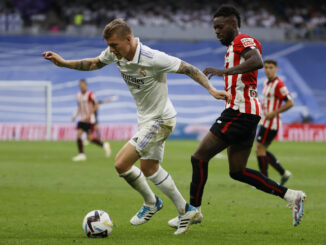 El centrocampista alemán del Real Madrid, Toni Kroos (i), con el balón ante el delantero del Athletic Club, Iñaki Williams,en el estadio Santiago Bernabéu en foto de archivo de Mariscal. EFE