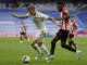 El centrocampista alemán del Real Madrid, Toni Kroos (i), con el balón ante el delantero del Athletic Club, Iñaki Williams,en el estadio Santiago Bernabéu en foto de archivo de Mariscal. EFE