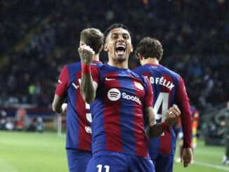 El delantero brasileño del FC Barcelona Raphinha celebra su gol, primero del equipo blaugrana, durante el partido de la jornada 30 de LaLiga que FC Barcelona y UD Las Palmas disputaron en el estadio olímpico Lluís Companys. EFE/ Marta Pérez