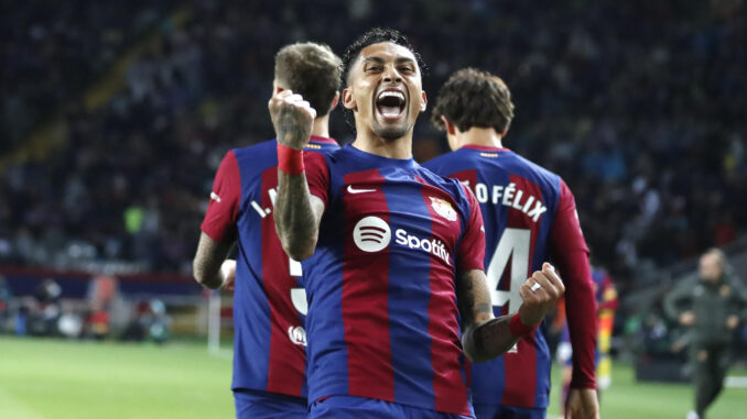 El delantero brasileño del FC Barcelona Raphinha celebra su gol, primero del equipo blaugrana, durante el partido de la jornada 30 de LaLiga que FC Barcelona y UD Las Palmas disputaron en el estadio olímpico Lluís Companys. EFE/ Marta Pérez
