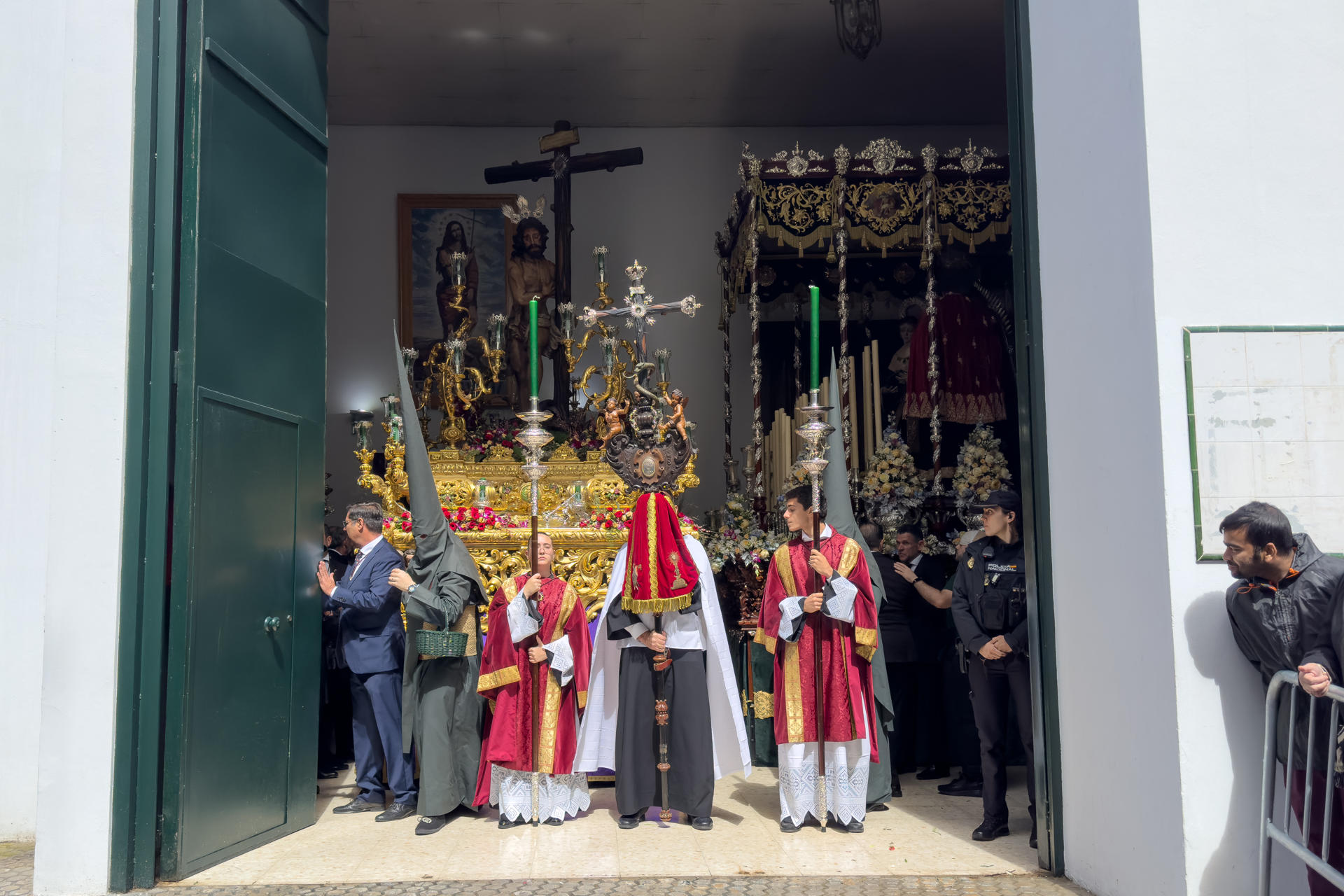 Salida de la Hermandad de El Sol este sábado, en Sevilla. Tras el jueves santo, la madrugá y el viernes santo sin cofradías en la calle por lluvia en Sevilla, el anuncio de que la Hermandad de El Sol salía a la calle fue recibido con aplausos por parte del público que esperaba la noticia y que tras una hora de retraso por qué no dejaba de llover, anunció que salía. EFE/ David Arjona
