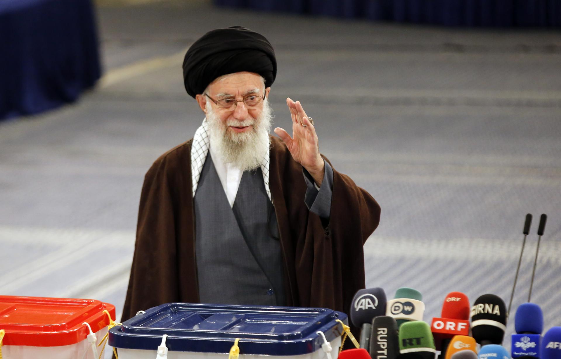 El líder supremo iraní, Ali Jamenei, llega para emitir su voto durante las elecciones legislativas iraníes en Teherán. EFE/EPA/ABEDIN TAHERKENAREH
