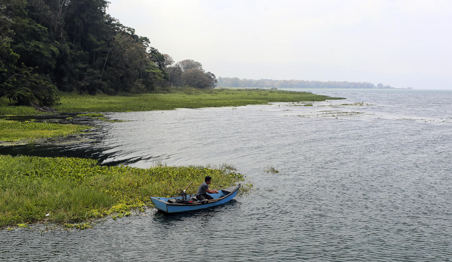 Fotografía del Lago de Yojoa este lunes, en el departamento de Cortes, al norte de Honduras. EFE/ Gustavo Amador
